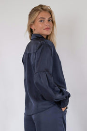 Naja Satin Shirt | Midnight Blue | Bluse fra Neo Noir