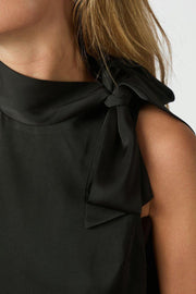 Veda Drapy Satin Top | Black | Bluse fra Neo Noir