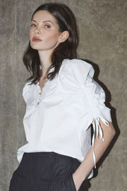 Sanna SS Puff V-Blouse 35894 | White | Top fra Co'couture
