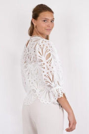 Adela Embroidery Blouse | Off White | Bluse fra Neo Noir