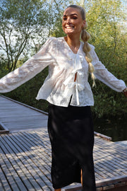 Manni Ls V Neck Blouse | White Butterfly | Bluse fra Liberté