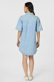 Saras Denim Emb Dress | Light Blue | Kjole fra Neo Noir