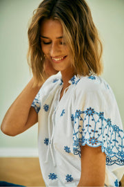 Iddi Blouse 206111 | Brilliant White W Deep Ultrama | Bluse fra Freequent