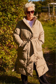 Lilly Long coat | Sand | Frakke fra French Laundry