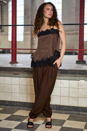 Evie Lace Strap Top | Coffee | Bluse fra Black Colour