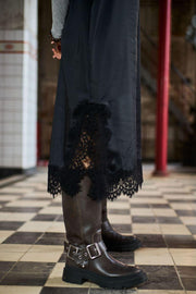 Evie Lace Strap Dress | Black | Kjole fra Black Colour