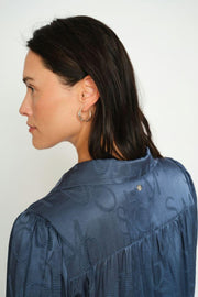 Aldo Monogram Blouse | Ensign Blue | Bluse fra Mos Mosh