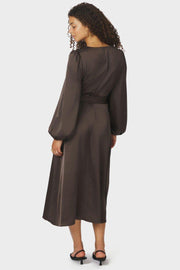 Rimini Heavy Sateen Dress | Dark Brown | Kjole fra Neo Noir