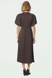 Illana Heavy Sateen Dress | Dark Brown | Kjole fra Neo Noir