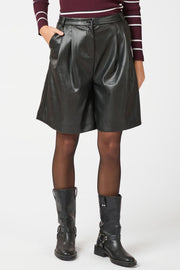 Nika Bermuda PU Shorts | Black | Shorts fra Neo Noir