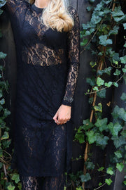 Lacy Ls Long Dress | Black Lace | Kjole fra Liberté