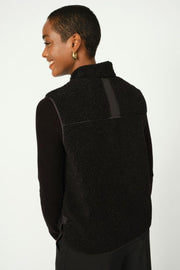 Rowe Teddy Waistcoat  | Black | Vest fra Mos Mosh