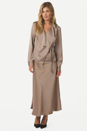 Caprina Heavy Sateen Blouse | Dark Taupe | Bluse fra Neo Noir