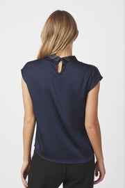 Fleur Drapy Satin Blouse | Navy | Bluse fra Neo Noir