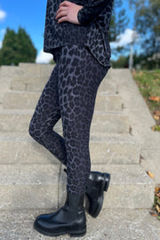 Alma Leggings | Deep Dark Grey Leo | Leggings fra Liberté