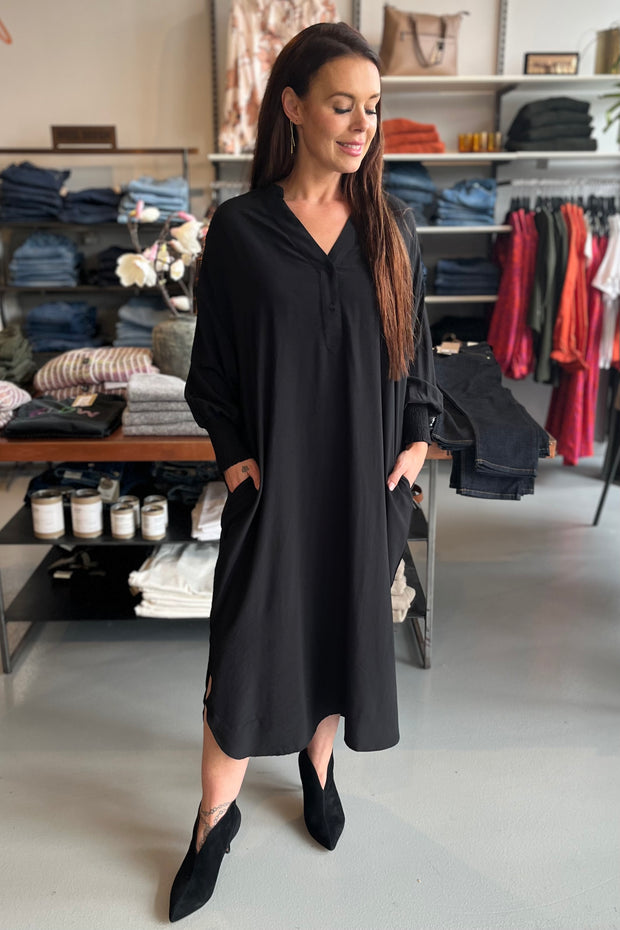 Sunrise Smock Tunic Dress | Black | Kjole fra Co'couture