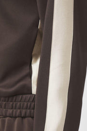 Vera Track Suit Blouse | Dark Brown | Bluse fra Neo Noir