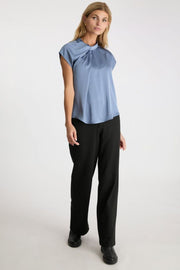 Fleur Drapy Satin Blouse | Dusty Blue | Bluse fra Neo Noir