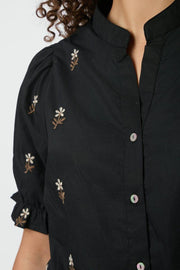 Savy Flower Emb Bluse | Schwarz | Bluse von Neo Noir