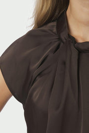 Fleur Drapy Satin Blouse | Dark Brown | Bluse fra Neo Noir