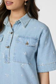 Saras Denim Emb Dress | Light Blue | Kjole fra Neo Noir