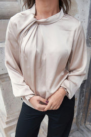 Fairy Drapy Satin Blouse | Champagne | Bluse fra Neo Noir