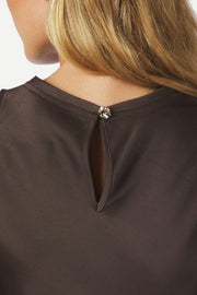 Celina Heavy Sateen Top | Dark Brown | Bluse fra Neo Noir