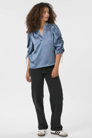 Alvira Drapy Satin Blouse | Dusty Blue | Bluse fra Neo Noir