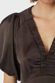 Illana Heavy Sateen Dress | Dark Brown | Kjole fra Neo Noir