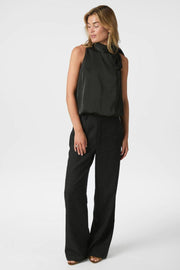 Veda Drapy Satin Top | Black | Bluse fra Neo Noir