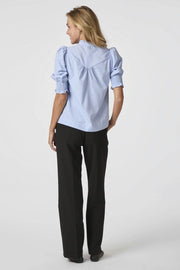 Diana Stripy Stone Blouse | Light Blue | Bluse fra Neo Noir