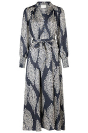 Novalee Paisley Drop Dress | Navy | Kjole fra Neo Noir