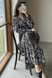 Cilian Breeze Dress | Navy | Kjole fra Neo Noir