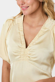 Illana Heavy Sateen Dress | Light Yellow | Kjole fra Neo Noir