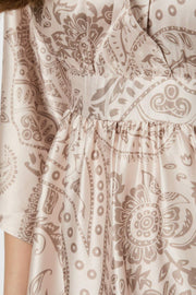 Reve Deco Paisley Dress | Taupe | Kjole fra Neo Noir