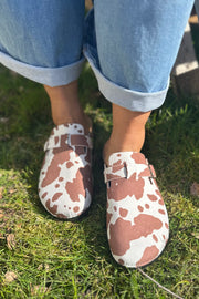 Cow Print Slip ons | Camel Cow | Mules fra Avery