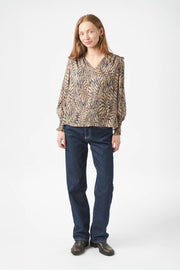 Davina Pattern Blouse | Camel | Bluse fra Neo Noir