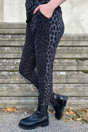 Alma Pants | Deep Dark Grey Leo | Bukser fra Liberté