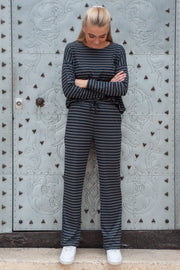 Alma Wide Pants | Dark Grey Black Stripe | Bukser fra Liberté