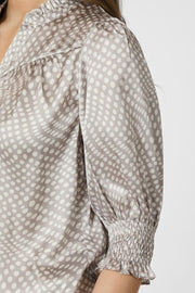 Diana Vibrant Dot Blouse | Light Taupe | Bluse fra Neo Noir
