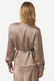 Caprina Heavy Sateen Blouse | Dark Taupe | Bluse fra Neo Noir