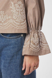 Amara Striped Emb Blouse | Kamel | Bluse von Neo Noir