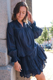 Heline Emb Blouse | Navy | Bluse fra Neo Noir