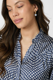 Diana Vibrant Dot Blouse | Navy | Bluse fra Neo Noir