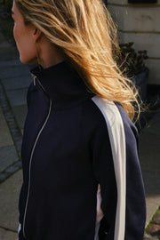 Vera Track Suit Blouse | Navy | Bluse fra Neo Noir