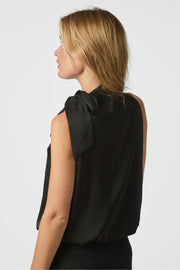 Veda Drapy Satin Top | Black | Bluse fra Neo Noir