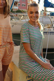 Alma T-Shirt Dress | Green Pink Stripe | Kjole fra Liberté