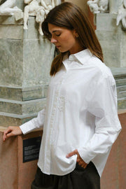 Dalma Dori Emb Shirt | White | Bluse fra Neo Noir