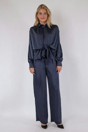 Naja Satin Shirt | Midnight Blue | Bluse fra Neo Noir