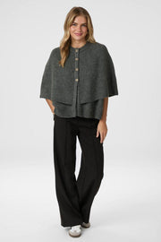 Josei Double Knit Cape | Grey | Strik fra Neo Noir